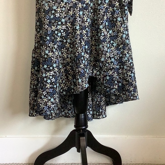 Max Studio wrap dress floral print blue and white size  M - Picture 3 of 9